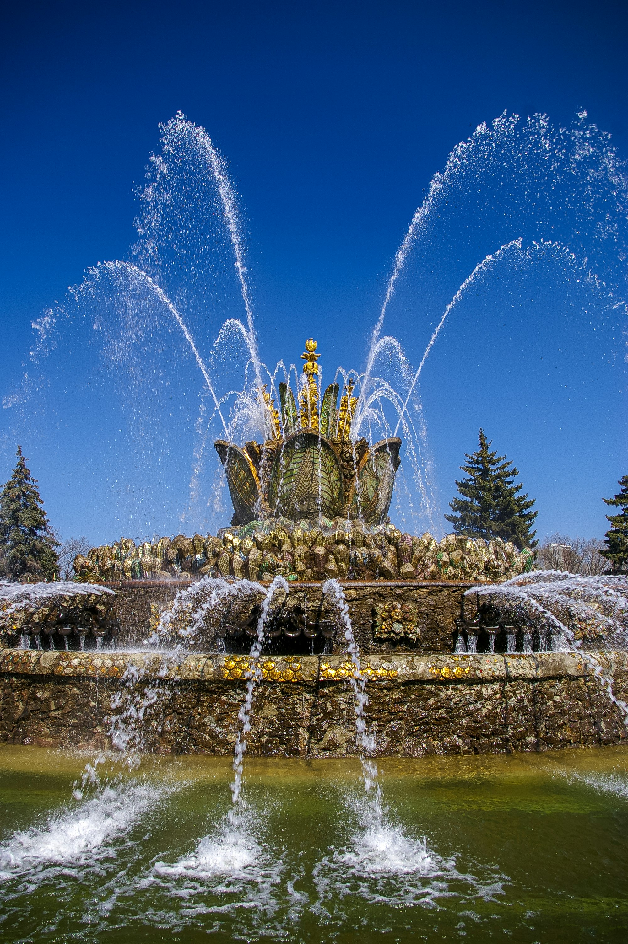 water fountain under blue sky during daytime